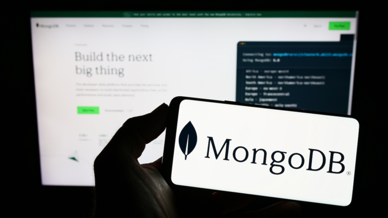 Le logo MongoDB sur un téléphone devant leur site Web.