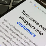 Las campañas publicitarias de Google Performance Max se ven en la página web de Google for Retail en un smartphone.
