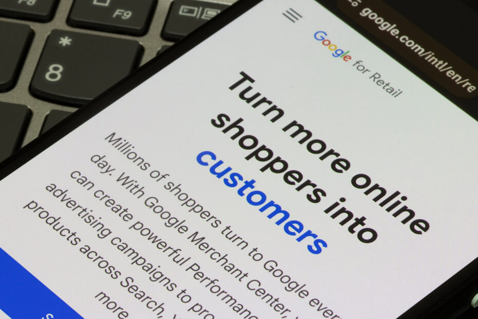 Google Performance Max Werbekampagnen ist auf der Webseite von Google for Retail auf einem Smartphone zu sehen.