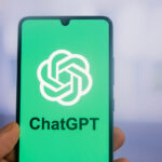 ChatGPT inteligencia artificial chatbot aplicación en la pantalla del smartphone con gran sombra dando la sensación de flotar en la parte superior del fondo. Fondo blanco.