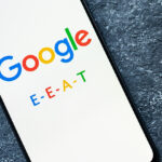 Google E-E-A-T auf dem Handybildschirm